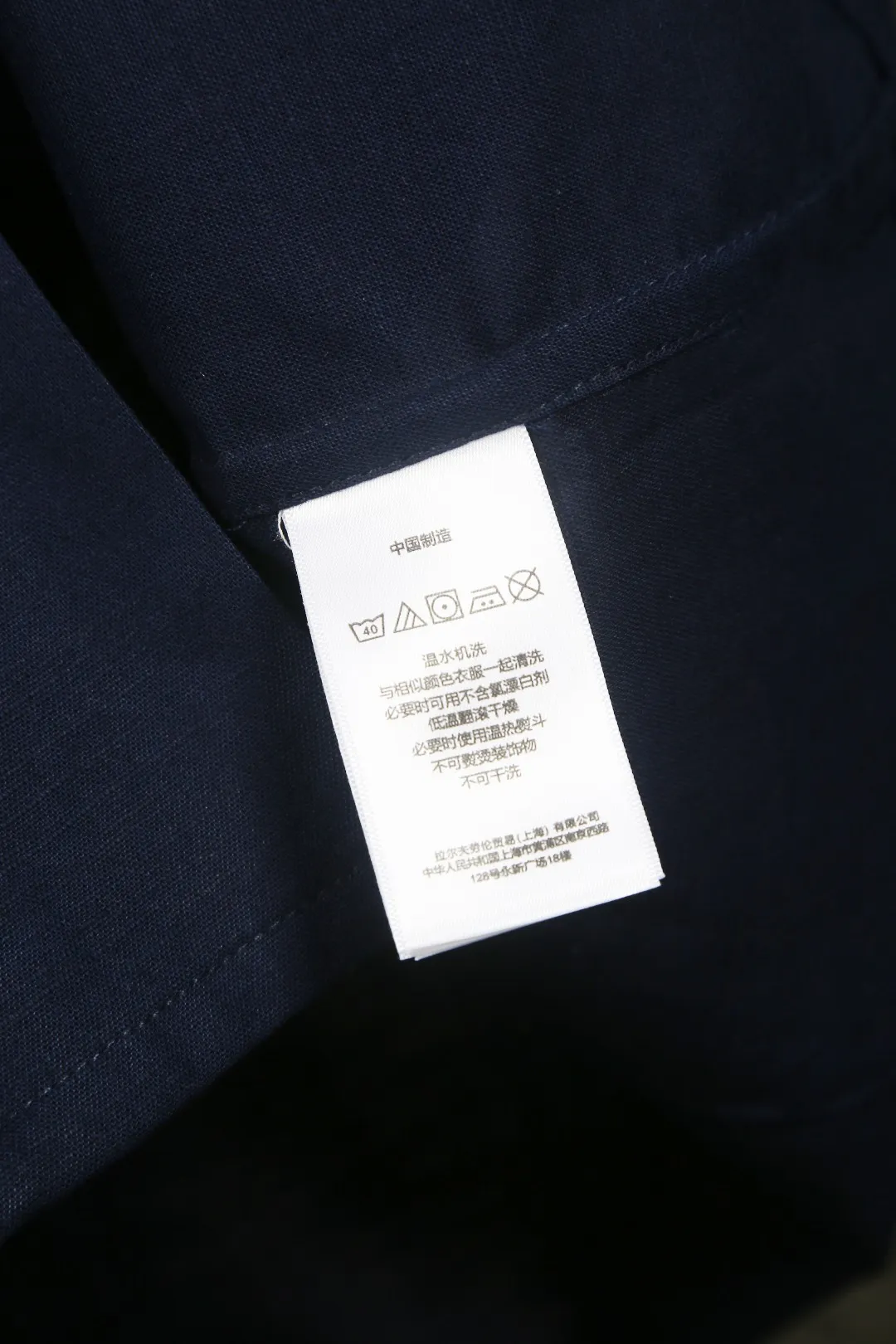 P230 Actual photo [High-end quality] Style number: 25055# Color: Navy blue/off-white/ice blue/light pink/chicken yellow/khaki Size: S to XL - Ralph Lauren/Ralph Lauren 25SS Summer popular high-quality old money style Cuban collar pocket style short-sleeved linen couple shirt - ingeniously restored 95% cotton blended bamboo linen, pre-washed, tight and soft texture ✅ - 100% restored workmanship Complete professional shirt with embedded clips in bifurcated sleeves, top button earrings ✅ - Custom dyed original pearlescent white buttons with different sizes ✅ - Special shaped chiffon foil inside the collar door tube, which is not easy to deform and pull ✅ - Ralph Lauren/linen pocket style short-sleeved shirt. It is different from the classic style and has a niche style. It perfectly combines comfort and high-end. An indispensable piece in summer. It is both cool and textured. It is the king of ins style with every snap. It can be used for commuting and vacationing. There’s no pressure to switch between different styles, and the classics never go out of style.